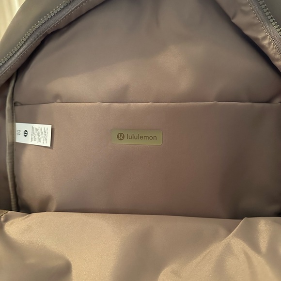 NWT Lululemon Everywhere Backpack 22L in Warm Ash Grey/Sheer Oak - Picture 4 of 6